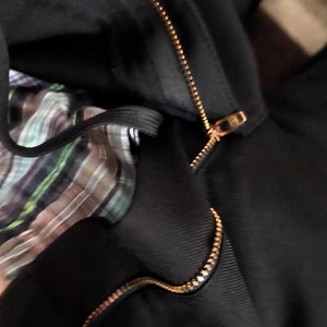 パンツをずらし毛深い下腹部を露出…左手使って高速オナ