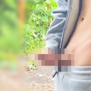 スウェットを着た春翔が周りに誰もいないことを確認するとズボンをずらして野外の開放感を味わいながらオナニーをする
