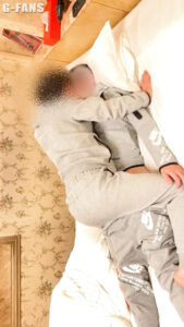 ラブホテルでキスを交わしてフェラチオをした後はそれぞれチンコを擦りまくって果てる