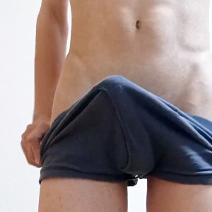 細身で少し腹筋の割れたスジ筋ボディーのkeitaがボクサーパンツを脱いで全裸オナニーに耽る