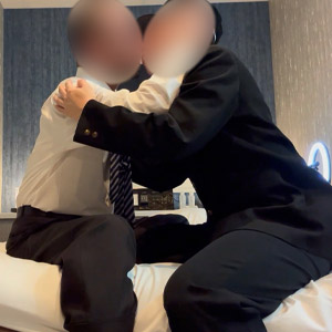 仕事帰りの二人はホテルのベッドでスーツ脱ぎながら喘ぎ声を漏らしてアナルセックスに耽る