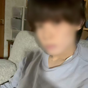 爽やかでかわいい系のルックスが人気のこころが自宅でカッチカチに勃起したチンコを握りしめてオナる