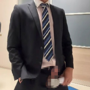 スーツ姿の結汰は誰もいないオフィスでこっそり電マを使うと我慢できずに全裸オナニーで精子をプロテインと一緒に摂取!!!