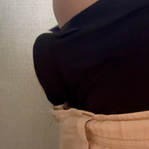自分一人という自宅のプライベート空間で周りを気にせずオナニーに耽るアカツカ