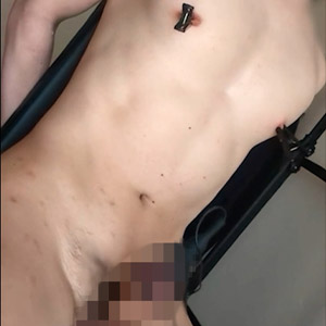 両手を自ら封じ、亀頭攻めバイブを使ってノーハンド射精するＭ男登場！