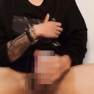 メガネが似合うイケメン男子！タトゥー入った左手で最高に気持ちよさそうな表情をみせる